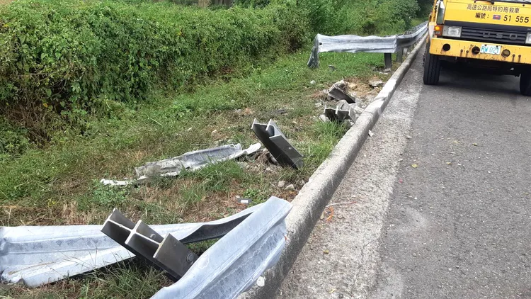 轎車失控衝破護欄。讀者提供