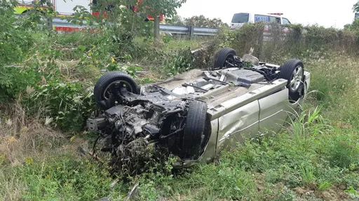 國1車禍孕婦拋飛！　嘉義水上段轎車衝出邊坡翻覆2傷