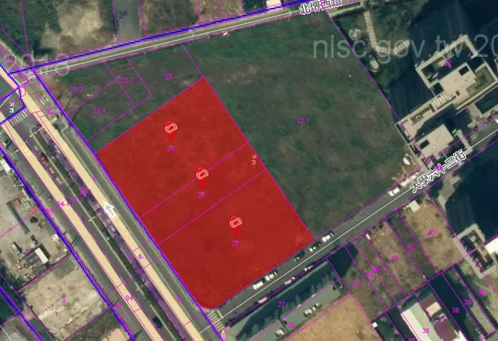 兩筆移轉土地中共有3個地號，位置落在高雄大學特區邊陲。