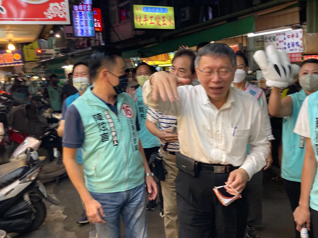 柯文哲走訪屏東夜市，為其黨提名候選人打氣。陳宏銘攝