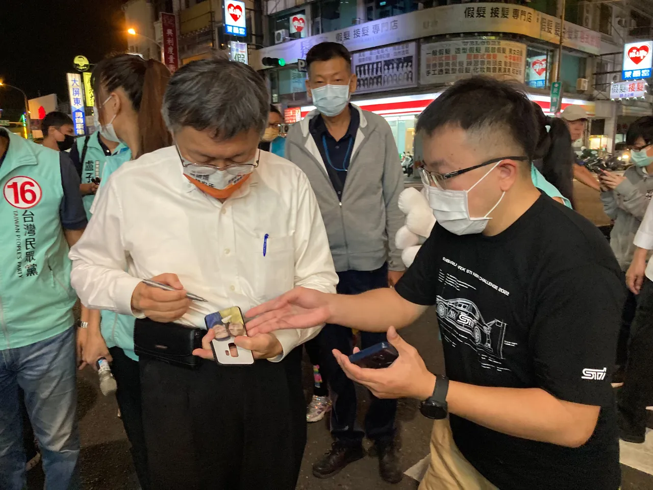 支持柯文哲的民眾，有的要求柯簽名。陳宏銘攝