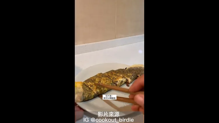 餅皮上加入起司絲和肉鬆，熱量滿滿，真是引人犯罪呀！