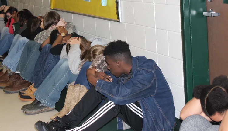 不小心跌倒了，就趕緊讓自己呈現三角形。翻攝網路