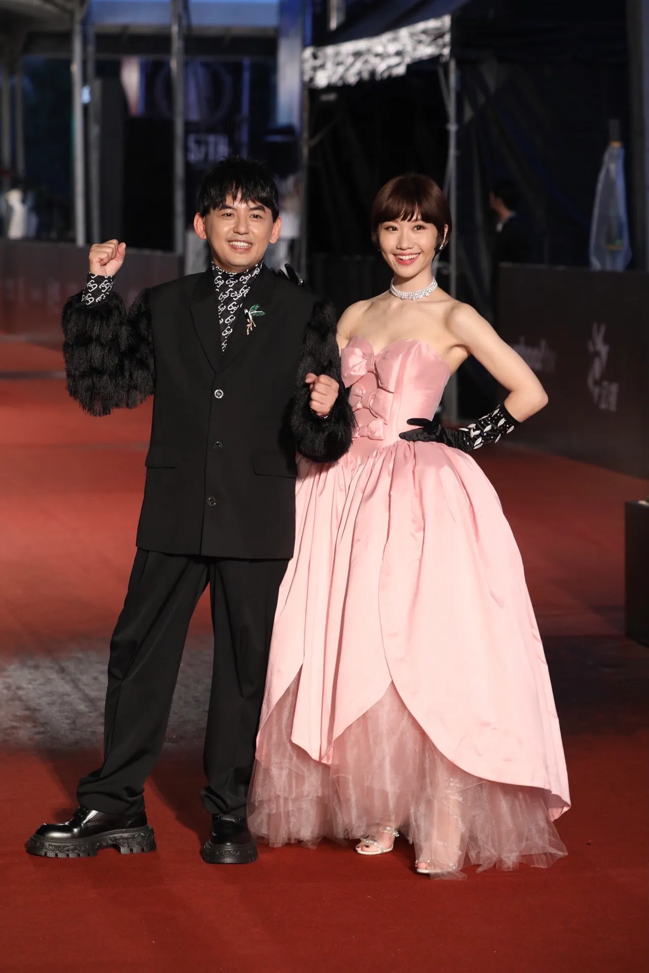 Lulu(右)與黃子佼一同登場,Lulu穿上Farah Al Mesbah禮服,黃子佼選穿SHIATZY CHEN設計。娛樂中心攝
