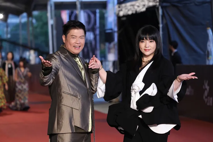 典禮主持人唐綺陽（右）與曾國城。攝影中心攝