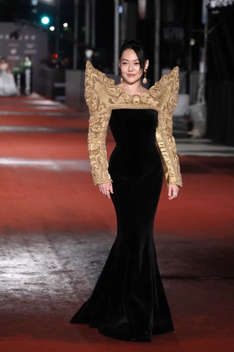 小S身穿MOSCHINO秋冬巴洛克相框長禮服。娛樂中心攝