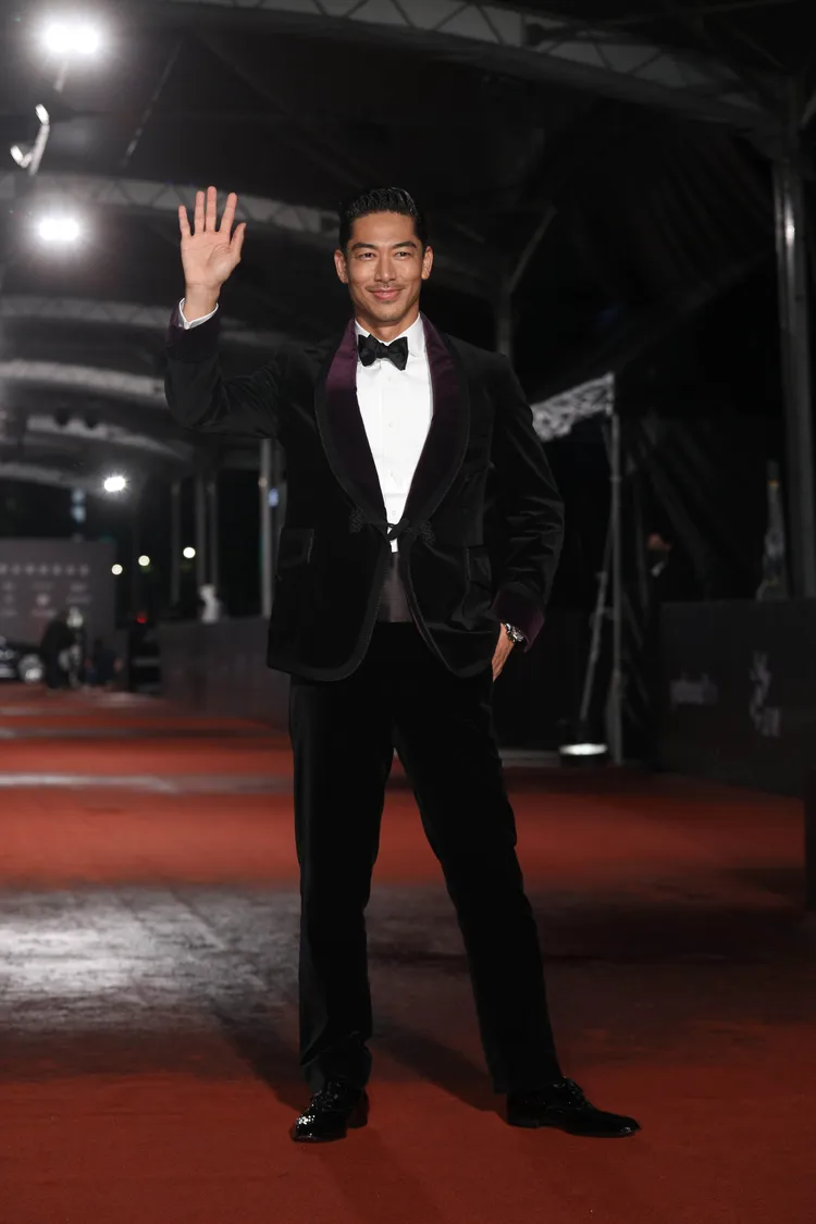 AKIRA壓軸登場，帥氣身穿Ralph Lauren西裝。娛樂中心攝