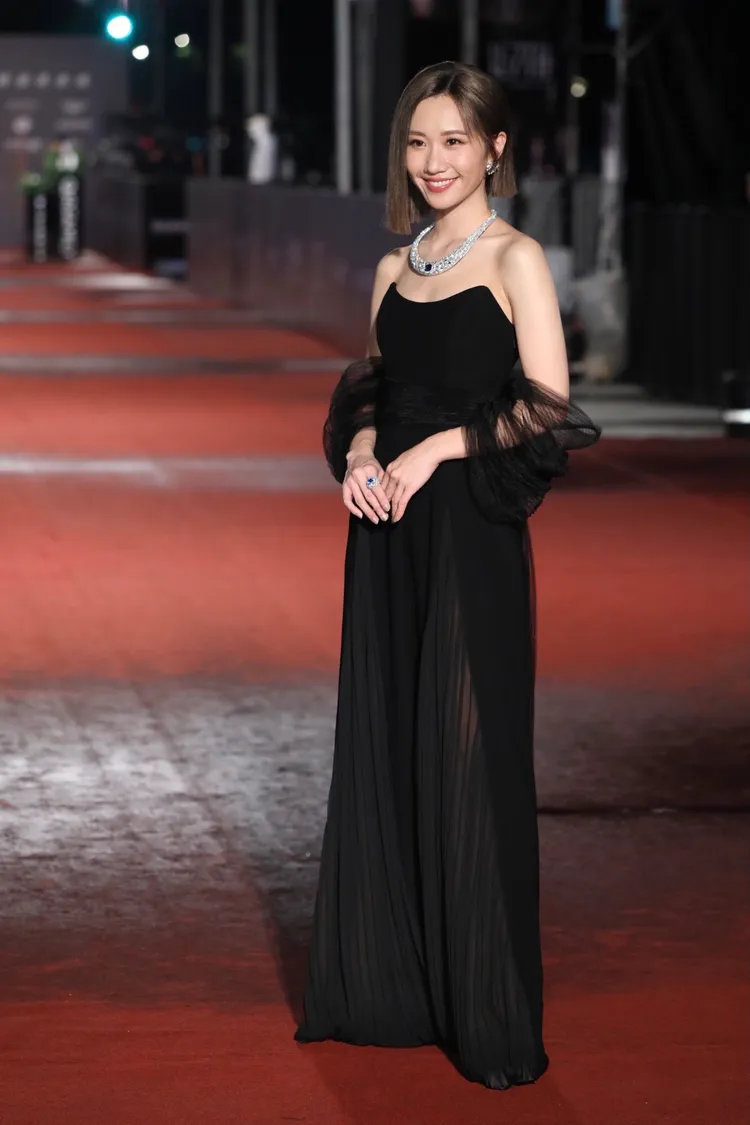 Lulu穿上Farah Al Mesbah禮服二度登場。娛樂中心攝