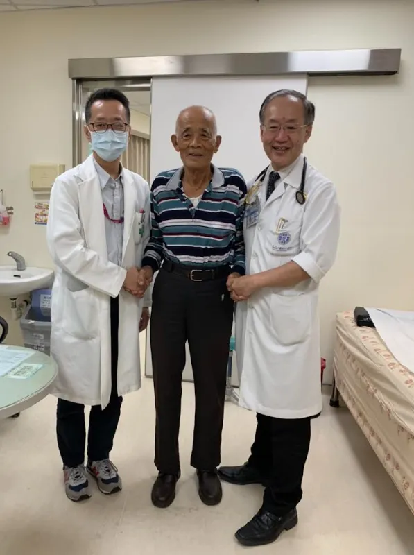 鄒老先生（中）與為他進行手術的鄭伯智副院長（右一）與張建榮醫師（左一）。童綜合醫院提供