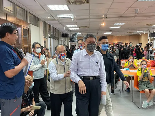 綠營諷掉漆《管理學》錯誤教案 柯文哲反擊:不罵我沒事幹!也提不出政見