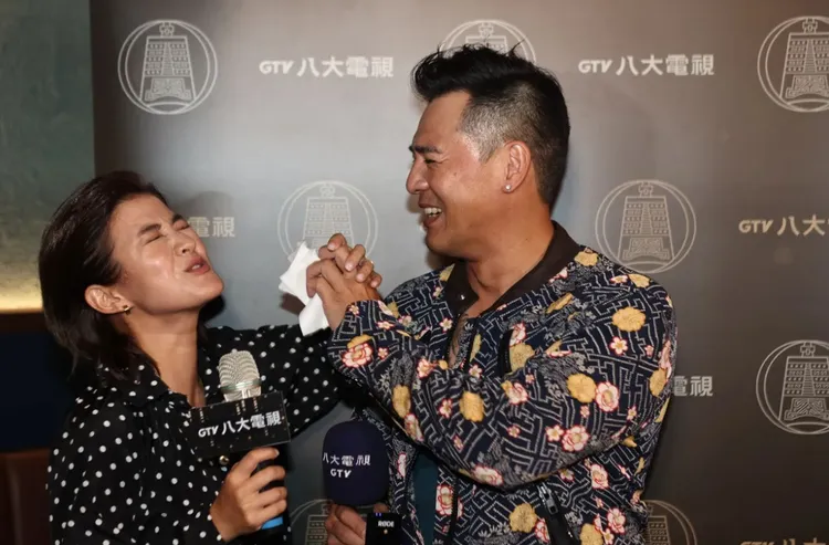 竇智孔(右)與老婆幃幃感情好，互相擦汗。翁玉信攝