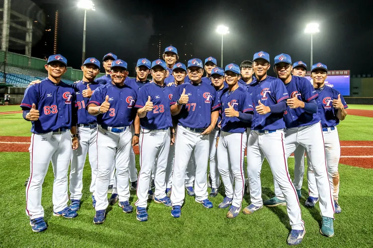 台灣拿下U23世界盃季軍，全隊合影留念。  中華棒協提供