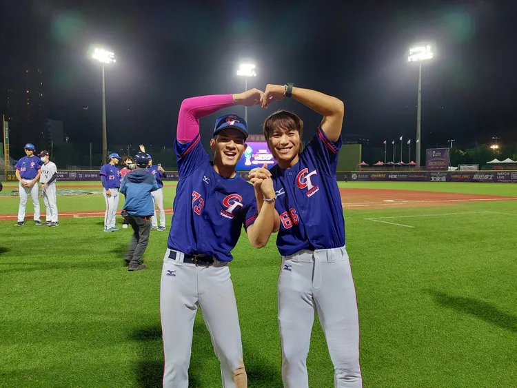 台灣U23羅暐傑(右)與陳聖平是好麻吉。  王覺一攝