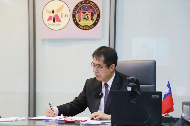 黃偉哲簽署締盟書。市府提供