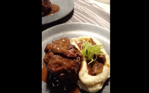 膠質滿滿紅酒嫩牛尾 秘密武器煮出濃郁好滋味