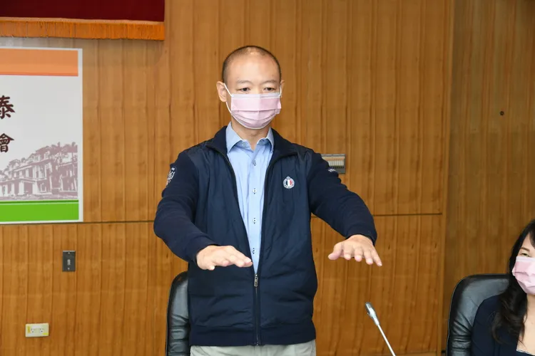 病友葉先生右手顫抖減輕9成，現在生活無須依賴他人。台大醫院提供