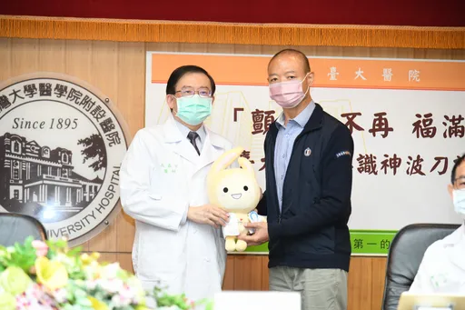熟男患巴金森手抖3年不成眠　神波刀改善9成讓他秒噴淚