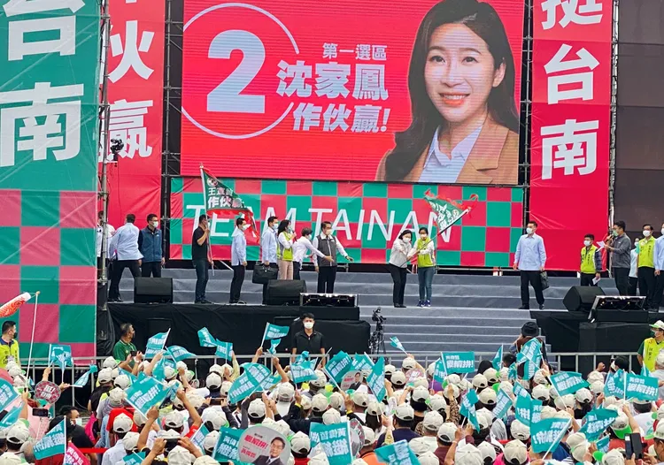 總統蔡英文到場授旗時，氣氛嗨到最高點。王志弘攝