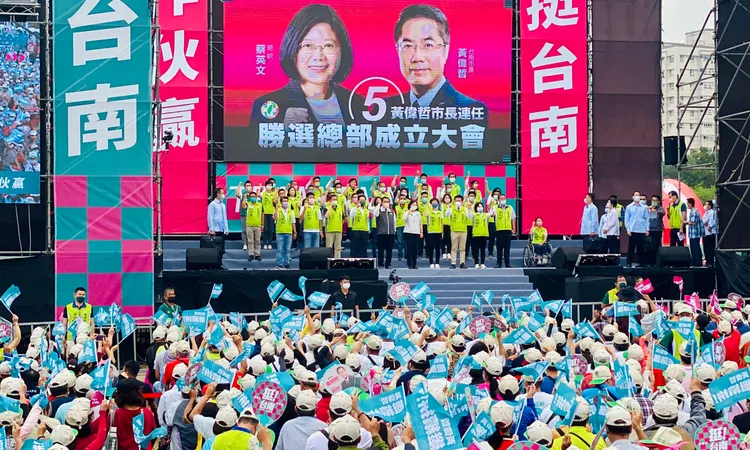 蔡英文、黃偉哲、34名議員候選人高喊凍蒜。王志弘攝