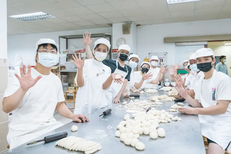 沈慧虹在新復珍第5代經理吳璨仲和廠長吳振豪協助下，特別到廚房親自學習如何做「柴梳餅」。沈慧虹競辦提供