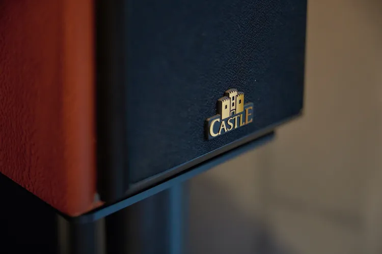 英國 CASTLE 音響創立於 1973 年，曾獲英國《HI-FI CHOICE》雜誌與台灣音響雜誌《音響論壇》評為最佳推薦。礁溪老爺提供