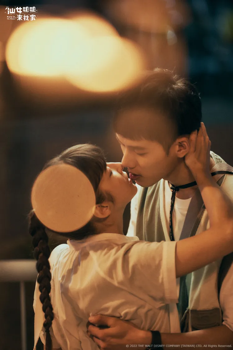 吳念軒（右）和夏朧一吻定情確認關係。衛視中文台提供