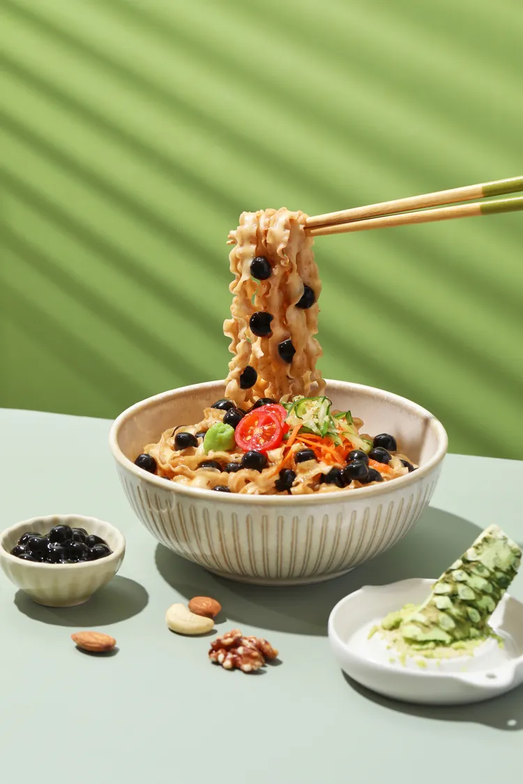 芥末堅果珍珠拌麵以新鮮堅果醬拌入關廟麵及珍珠，再以些許芥末提味。業者提供