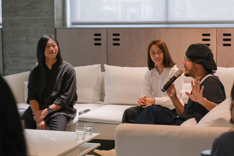 瑪莎（左起）、邵雅曼與方序中日前導覽小花計畫展。相信提供