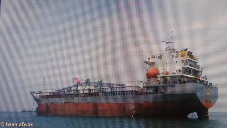 「欣順一號」貨輪有3名船員受傷需要後送。讀者提供