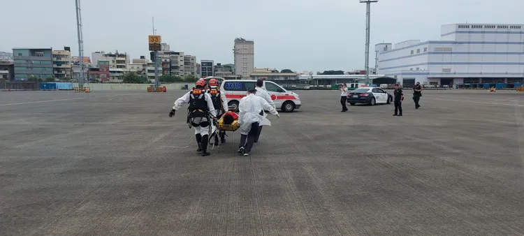 任務人員安全將傷患載回小港機場，並協助傷患前往醫院接受治療。讀者提供
