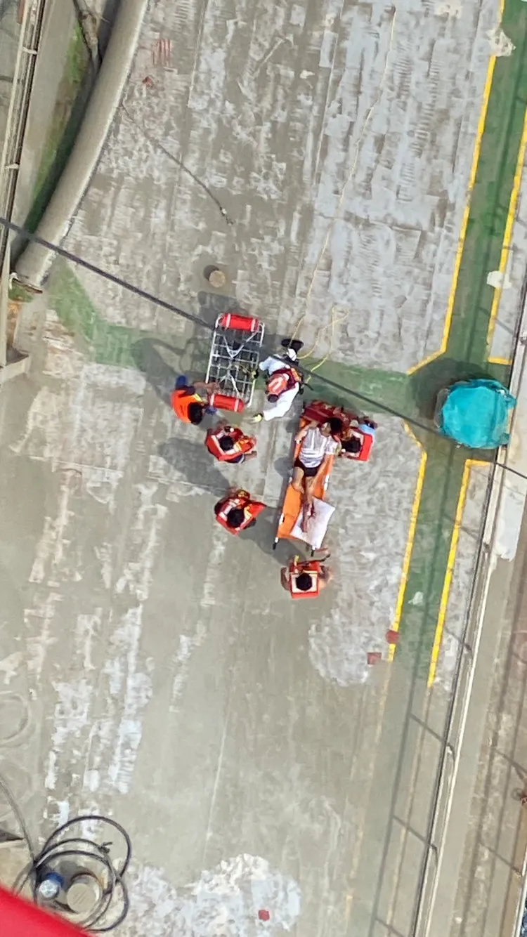 外海風浪強大，任務人員冒險將傷患吊上直升機，後送回台灣醫院治療。讀者提供