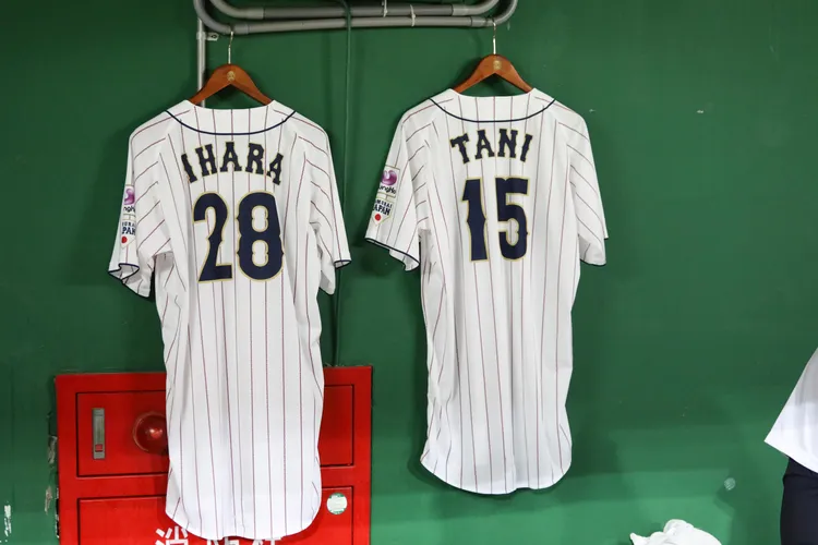 日本15號谷優希、28號豬原隆雅確診無法出賽，隊友將2人球衣掛在休息室。  中華棒協提供