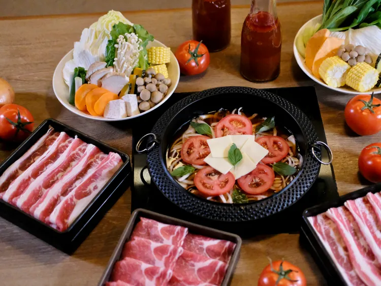 獨特的湯頭「瑪格麗特鍋」，風味濃馥甘醇帶微酸微辛，拿來涮煮蔬菜、肉類都適合。葉盛耀攝