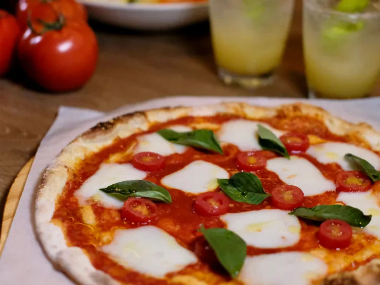 加入三澧企業LINE官方帳號，並領取活動優惠券，即享套餐優惠價599元+10%，內容包含兩杯「無酒精瑪格麗特特調」和一份「瑪格麗特比薩」。葉盛耀攝