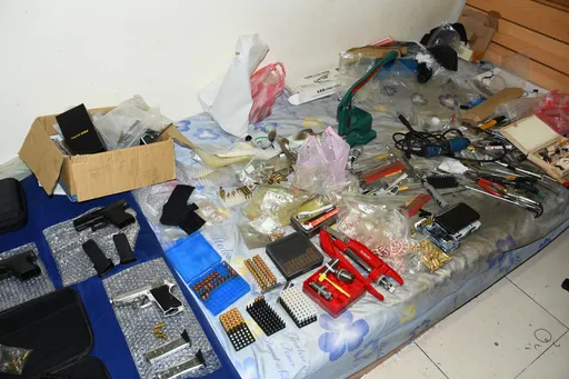 壓模工斜槓改槍師!上網自學DIY 警搜住家宛若地下兵工廠