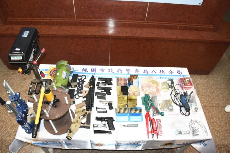 現場查獲改造手槍4枝、長槍1枝、子彈成品123顆、半成品一批、改造零組件及工具1批等證物。翻攝畫面