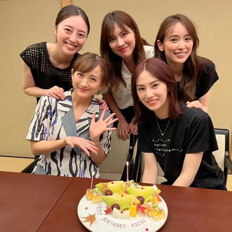 澤井美優（後排左起）、安座間美優、泉里香、小松彩夏（前排左起）、北川景子因演出《美少女戰士》結為好友，每逢有人生日都會相聚開「戰士會」。翻攝澤井美優IG