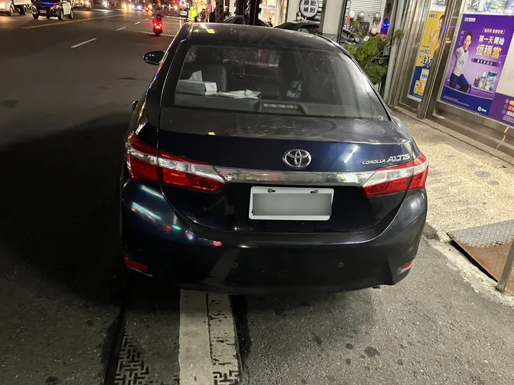 違規迴轉的轎車。民眾提供