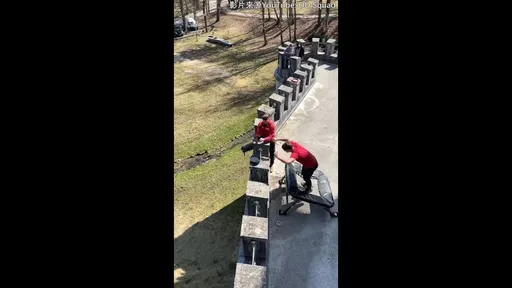 紅衣男子挑戰空翻 竟然還能順便洗個頭