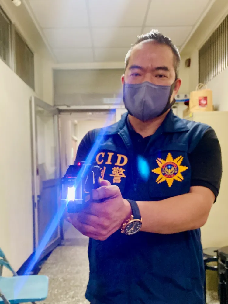 擊發後，也能作為電擊棒使用。王志弘攝