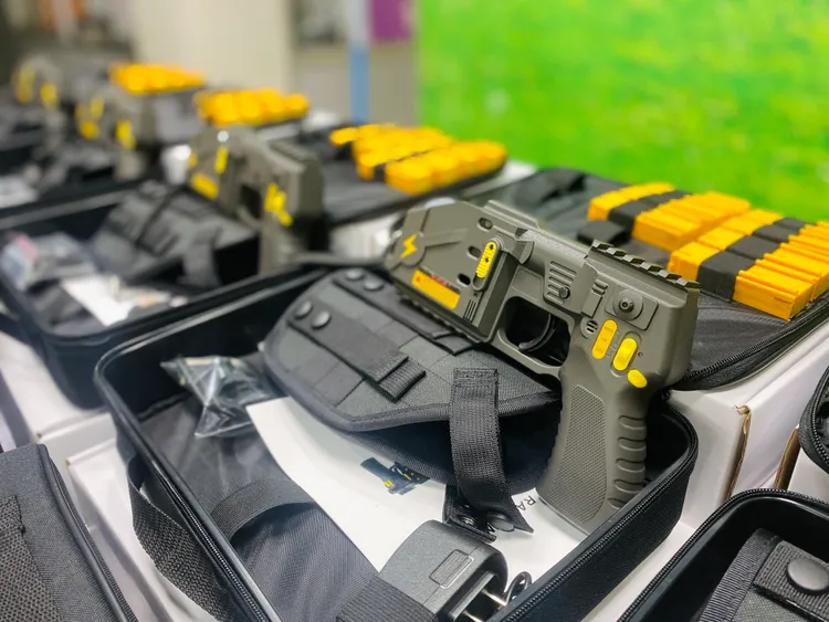 電擊槍可裝填三個彈夾，是全國警方首見裝備。王志弘攝