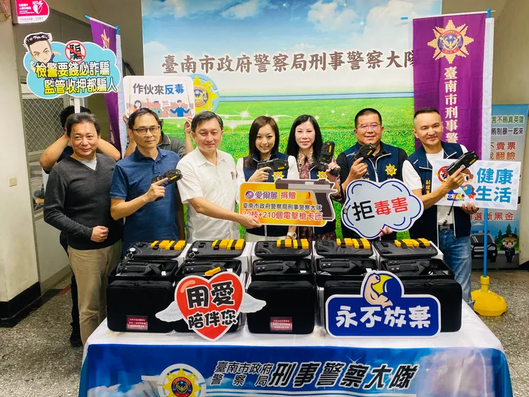 台南刑友會、愛爾麗集團捐贈市價50萬元的30把電擊槍、210發電擊彈。王志弘攝