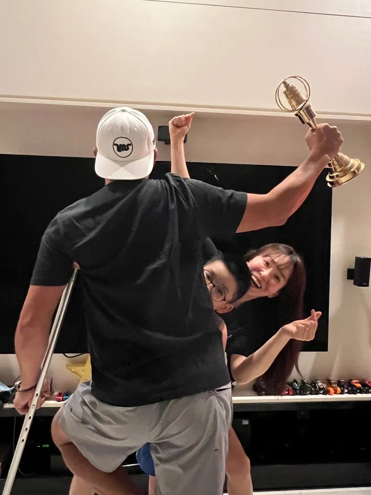 李銘順因腳傷缺席金鐘獎頒獎典禮，在獲知得獎後高舉先前的獎座慶祝。凱渥提供