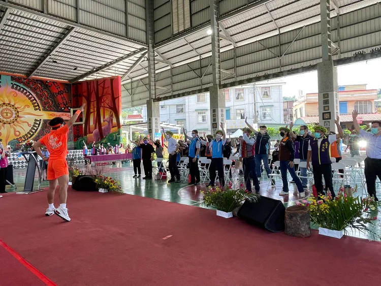 啟用典禮中，帶動參與者與族人齊跳健康操。屏東監理站提供