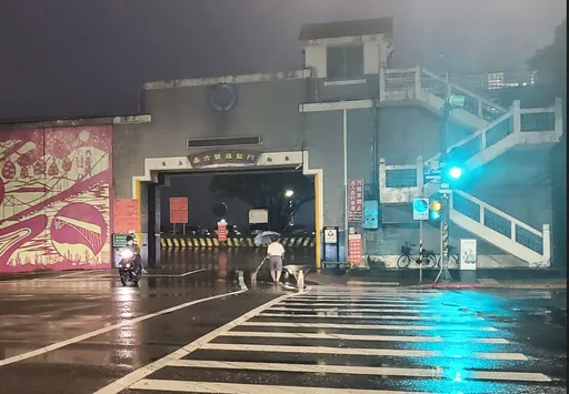 豪雨開炸北市20時水門只出不進! 交通局:有條件開放5區紅黃線停車
