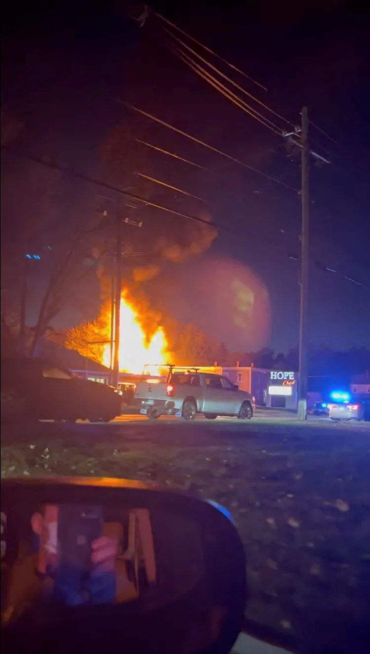 小飛機撞進民宅後，釀成大火。路透社