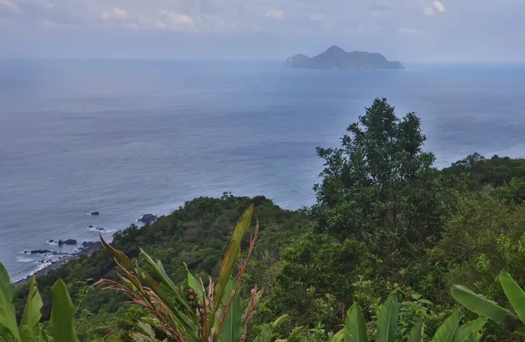 循著石梯緩步上山，有著一片360度無敵視野的大草原，可將龜山島、龍洞岬等景色盡收眼底。礁溪晶泉丰提供