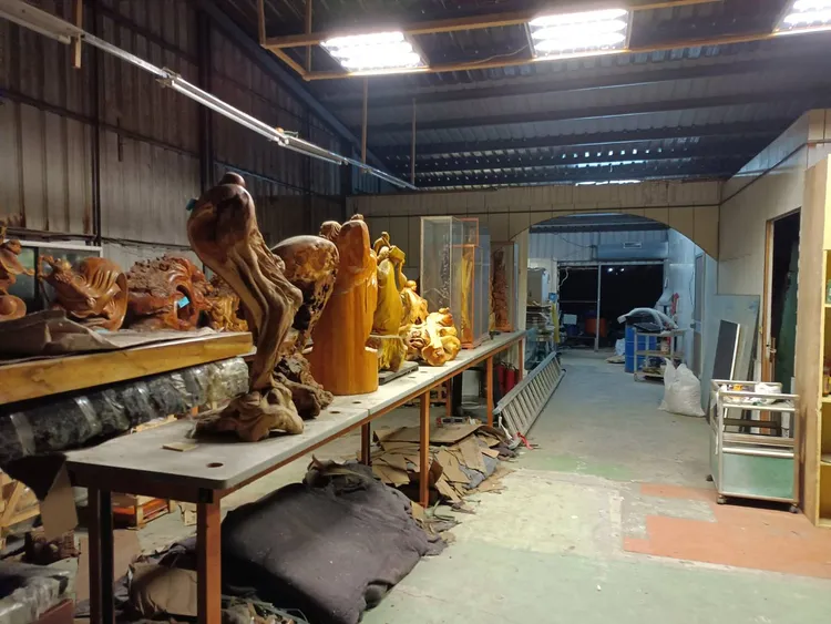 賭場就藏在木雕倉庫內。警方提供