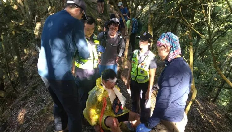 鄭男摔落邊坡受傷。民眾提供