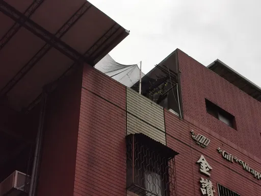 新北7旬翁疑自家刷油漆失足 不慎墜鄰屋頂樓身亡